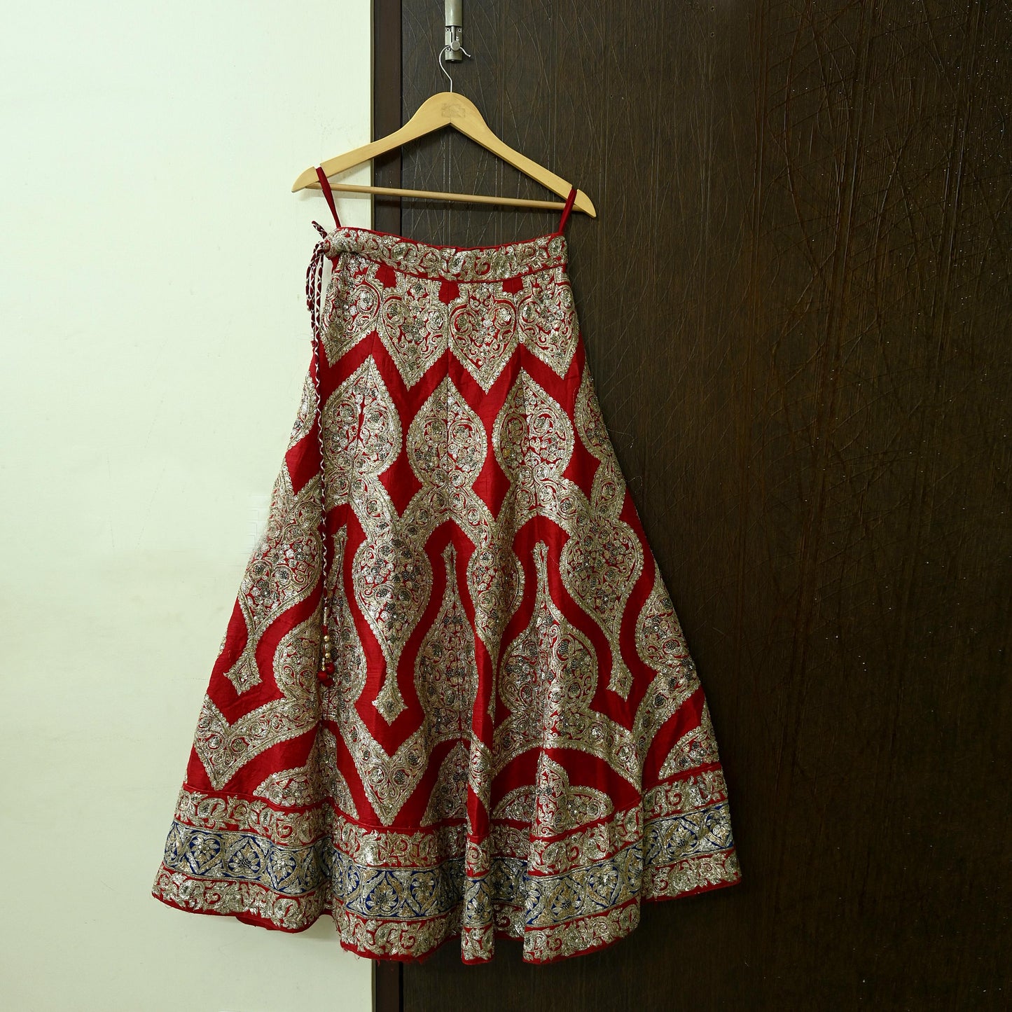 Indian Pre-owned Red Heavy Wedding Pure chhanderi Silk Hand Embroidered Lehenga/Skirt Designer By Sabyasachi Zardozi Bridal Wear