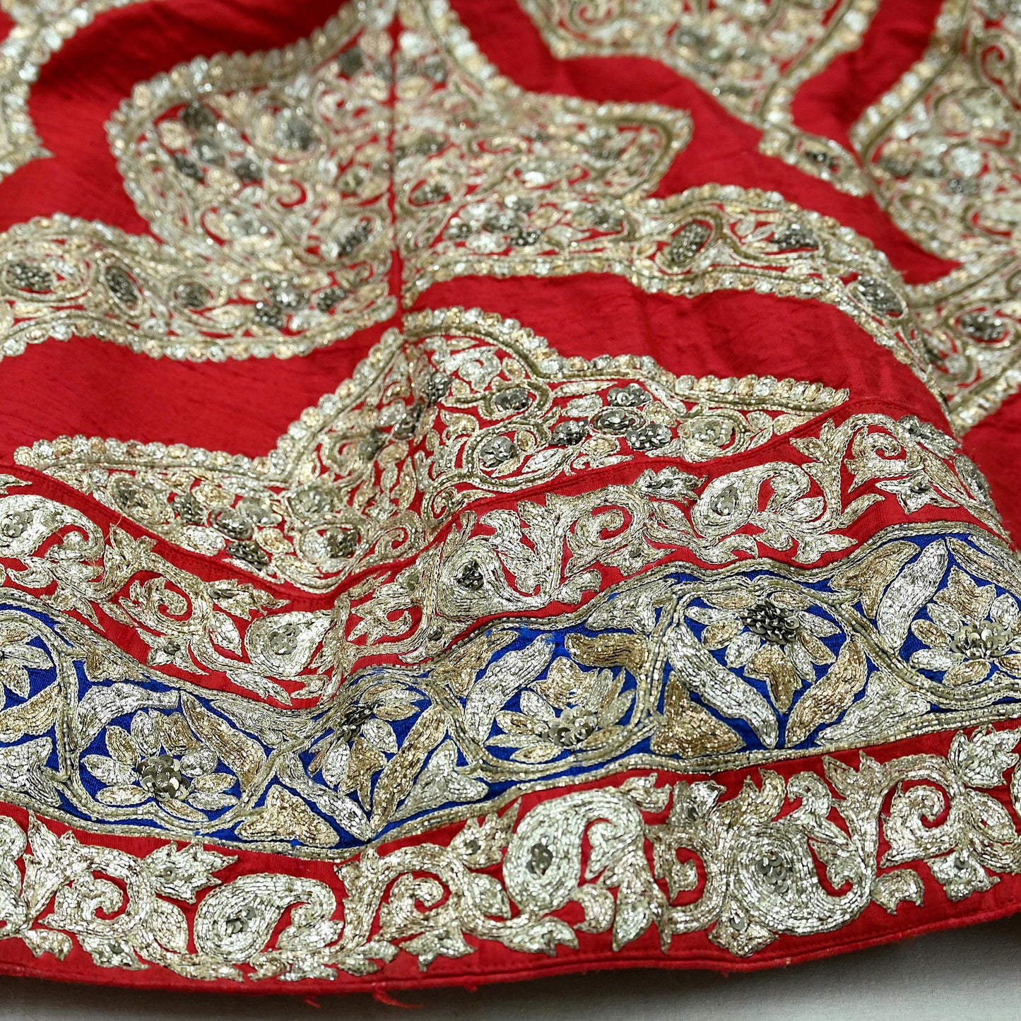 Indian Pre-owned Red Heavy Wedding Pure chhanderi Silk Hand Embroidered Lehenga/Skirt Designer By Sabyasachi Zardozi Bridal Wear
