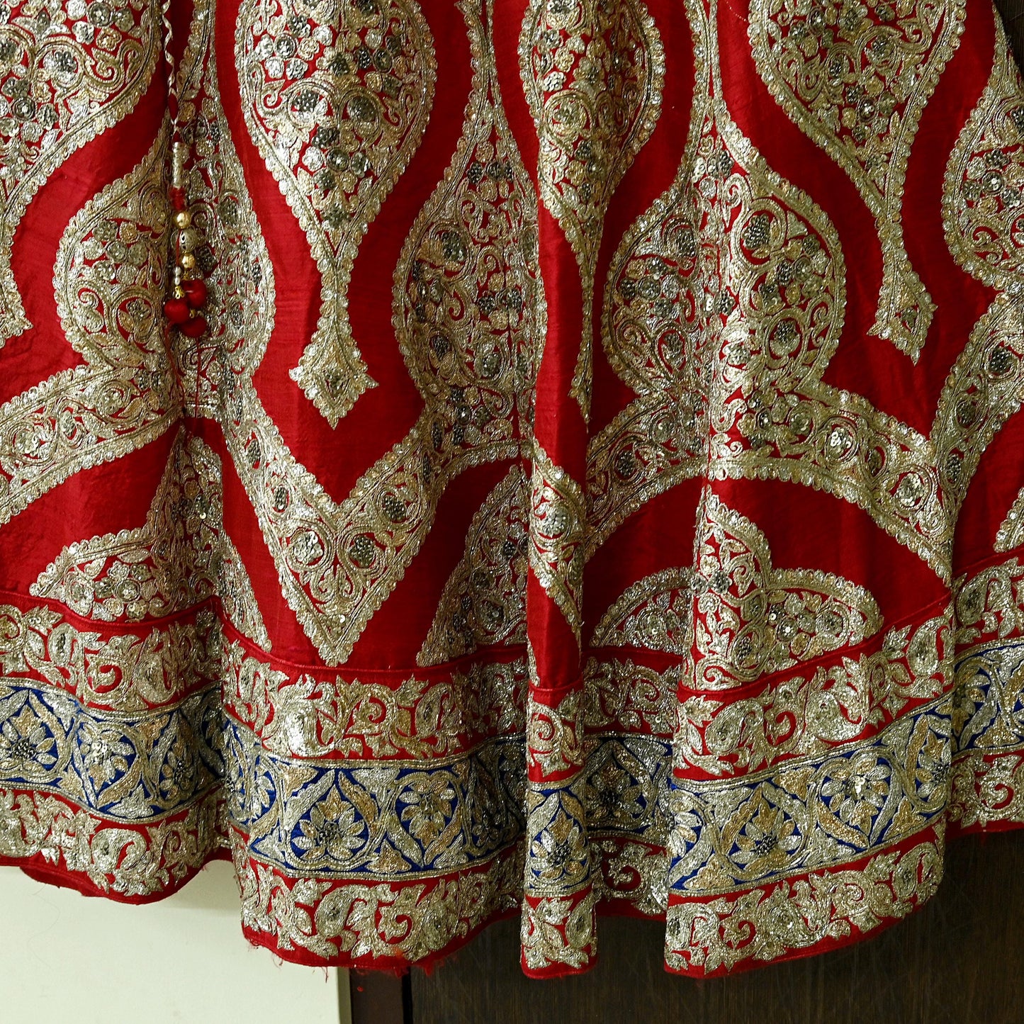 Indian Pre-owned Red Heavy Wedding Pure chhanderi Silk Hand Embroidered Lehenga/Skirt Designer By Sabyasachi Zardozi Bridal Wear