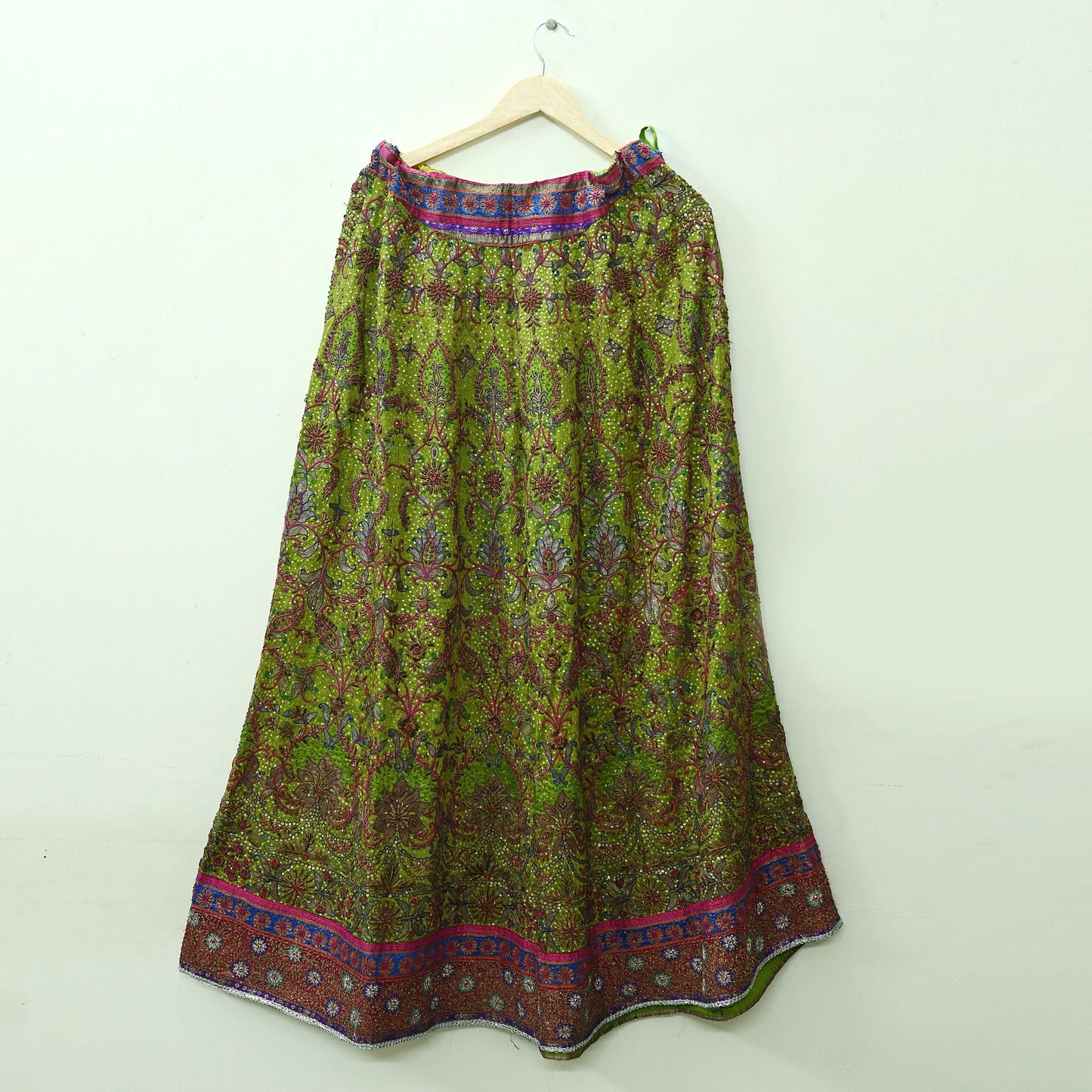 Indian Pre-owned Green Pure Silk Hand Embroidered Ritu Kumar Designer Lehenga/Skirt Ethnic Bollywood Party Wear