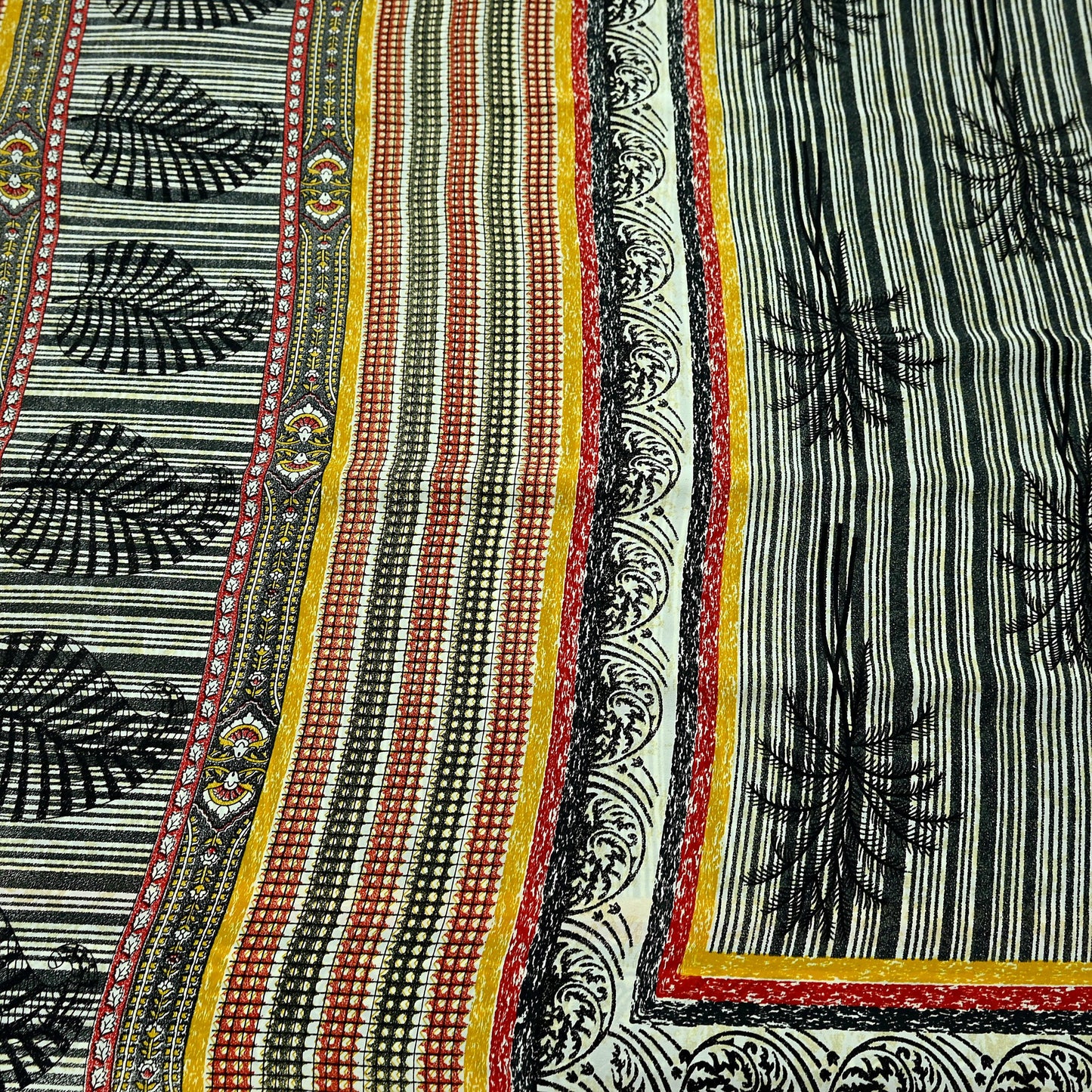 Indian Vintage Moss Crepe Saree Printed Abstract Sari Fabric 5 Yards Soft Craft Fabric for Sewing, Dressmaking, Quilting,Upcycling