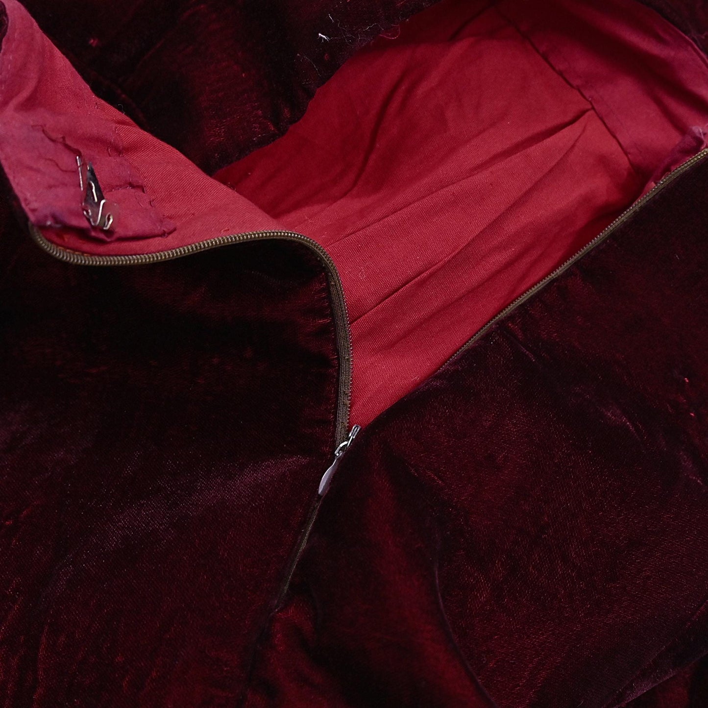 Indian Pre-owned Heavy Wedding Maroon Velvet Hand Embroidered Lehenga/Skirt Designer By Anamika Khanna Bridal Wear