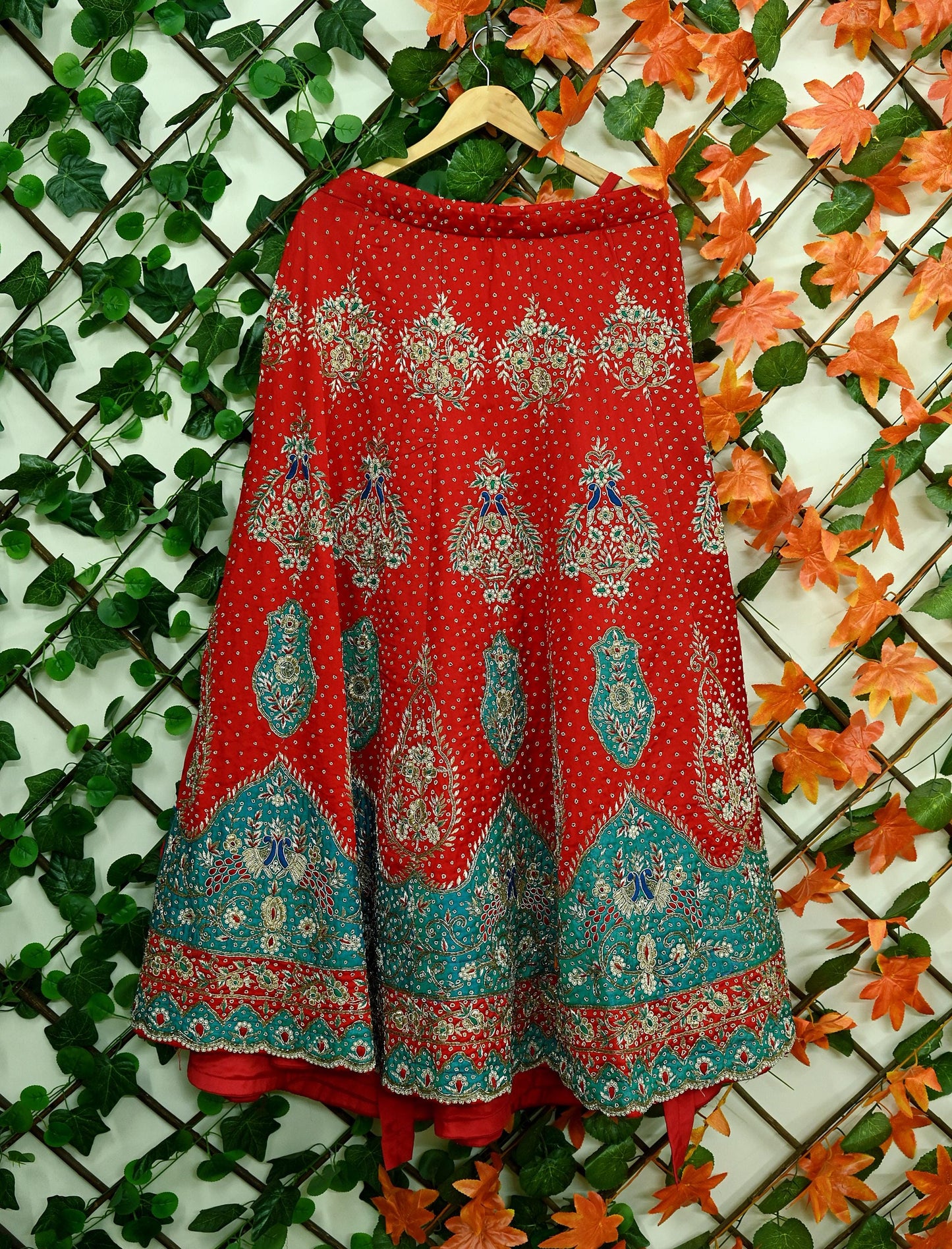 Indian Pre-owned Heavy Wedding Hand Embroidered Designer By Anamika Khanna Lehenga/Skirt Bridal Wear Red Pure Satin Silk