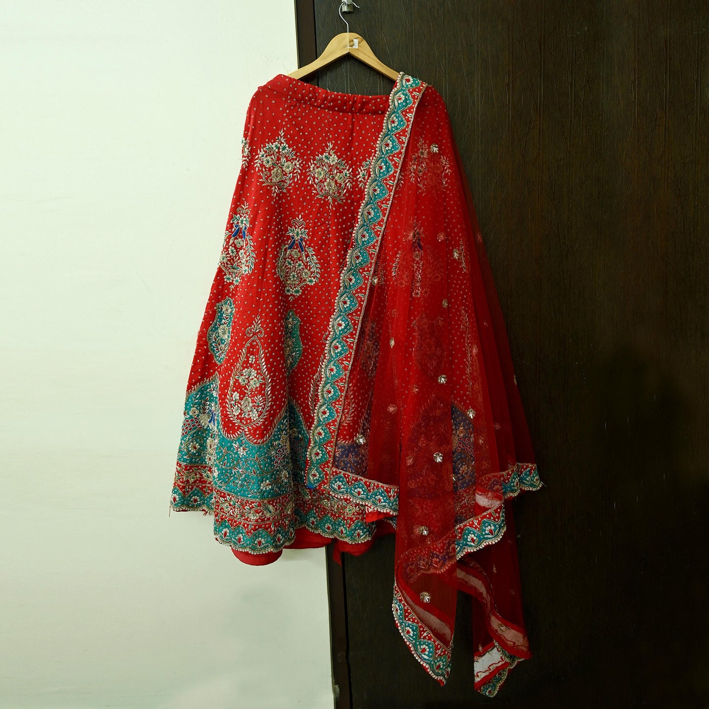Indian Pre-owned Heavy Wedding Red Pure Satin Silk & Net Hand Embroidered Lehenga/Dupatta Designer By Anamika Khanna Bridal Wear