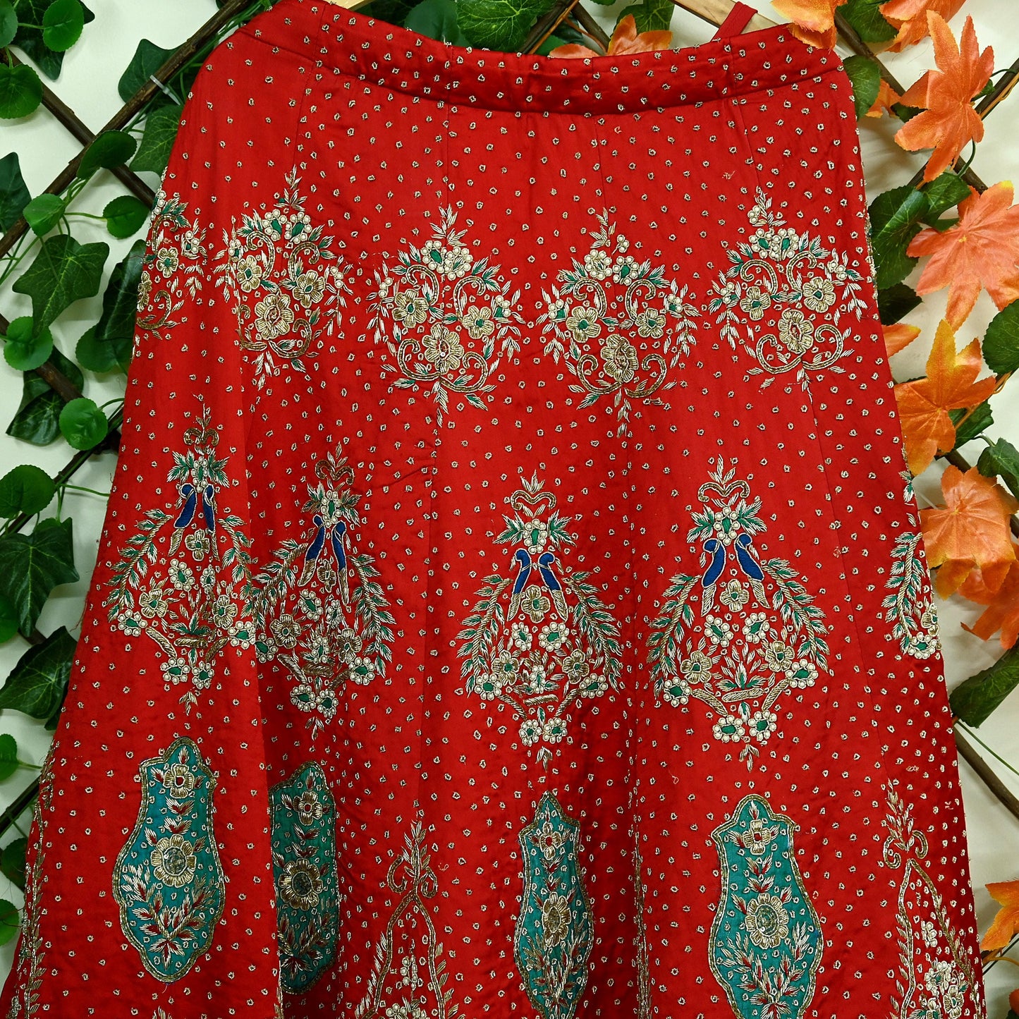 Indian Pre-owned Heavy Wedding Hand Embroidered Designer By Anamika Khanna Lehenga/Skirt Bridal Wear Red Pure Satin Silk