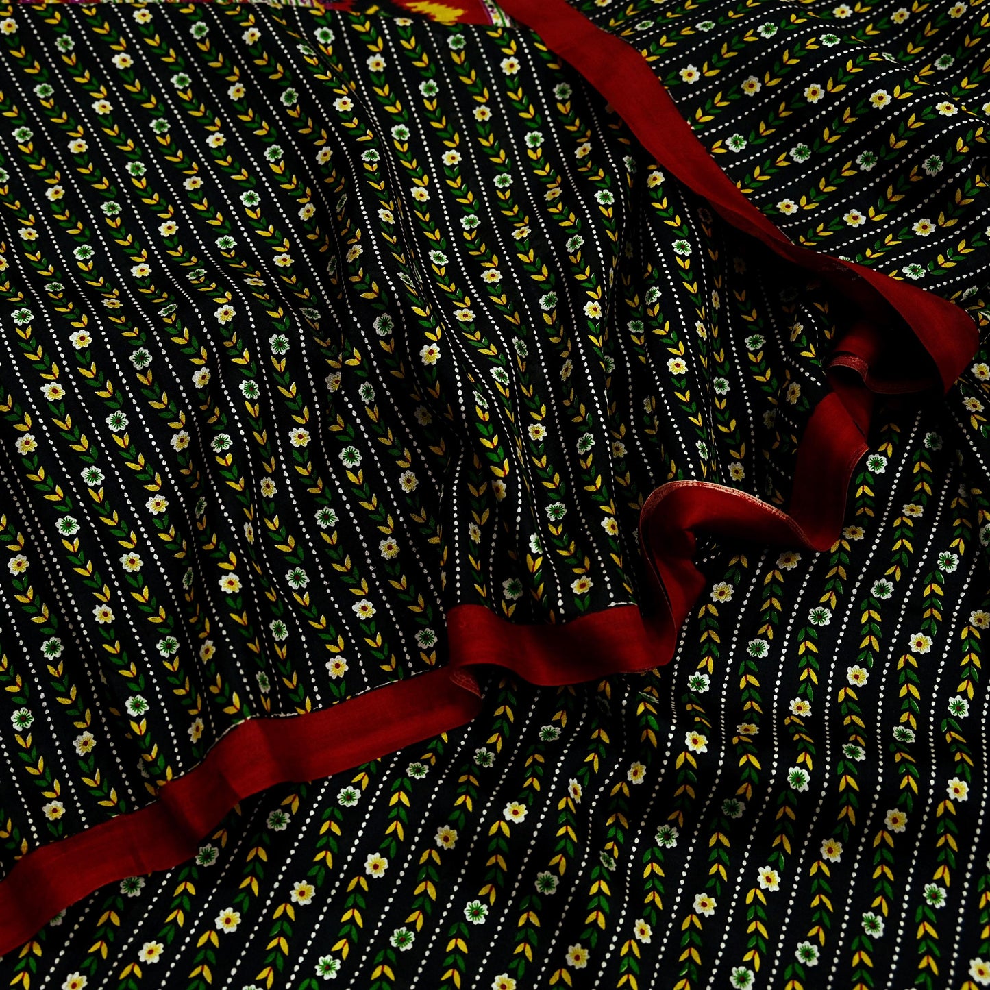 Indian Vintage Sari Black & Red Pure Silk Printed Sarees 5yd Sewing Craft Fabric Dress Making Soft For Crafting Quilting Upcycle