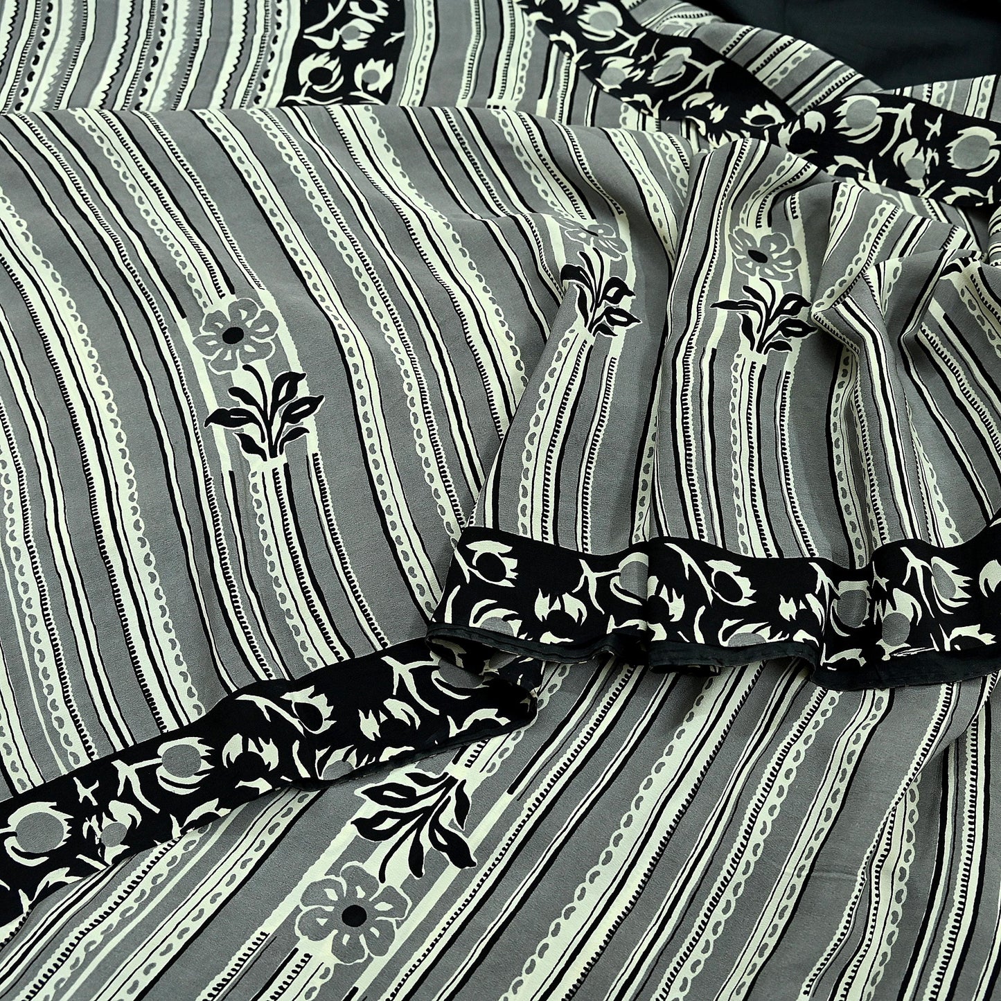 Indian Vintage Sari Ivory & Black Pure Crepe Silk Printed Saree 5yd Sewing Floral Soft Craft Fabric Wrap Dress Making Crafting Quilting