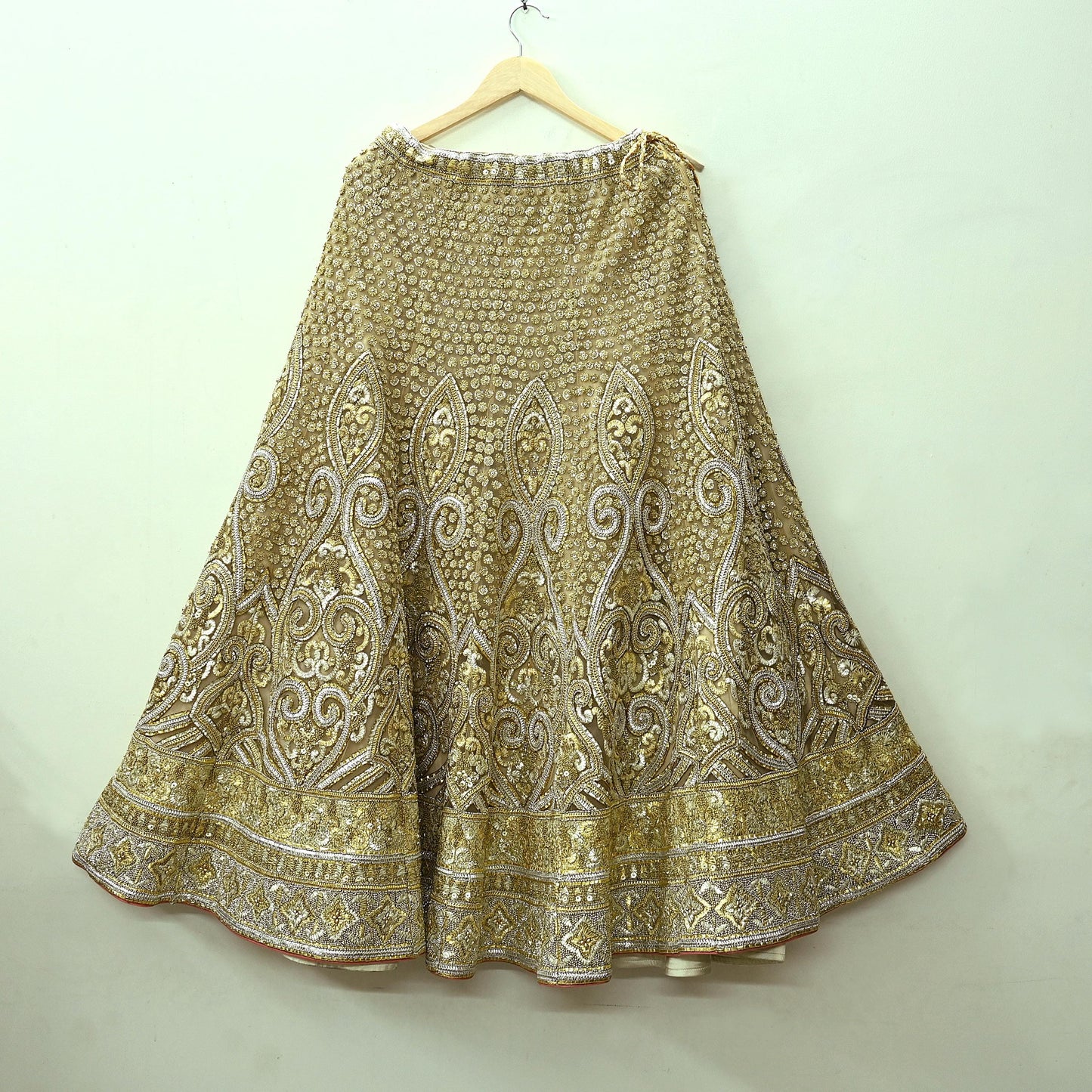 Indian Pre-owned Golden Heavy Wedding Net Hand Embroidered Lehenga/Skirt Designer By Abu Jani Bridal Wear Gota Patti