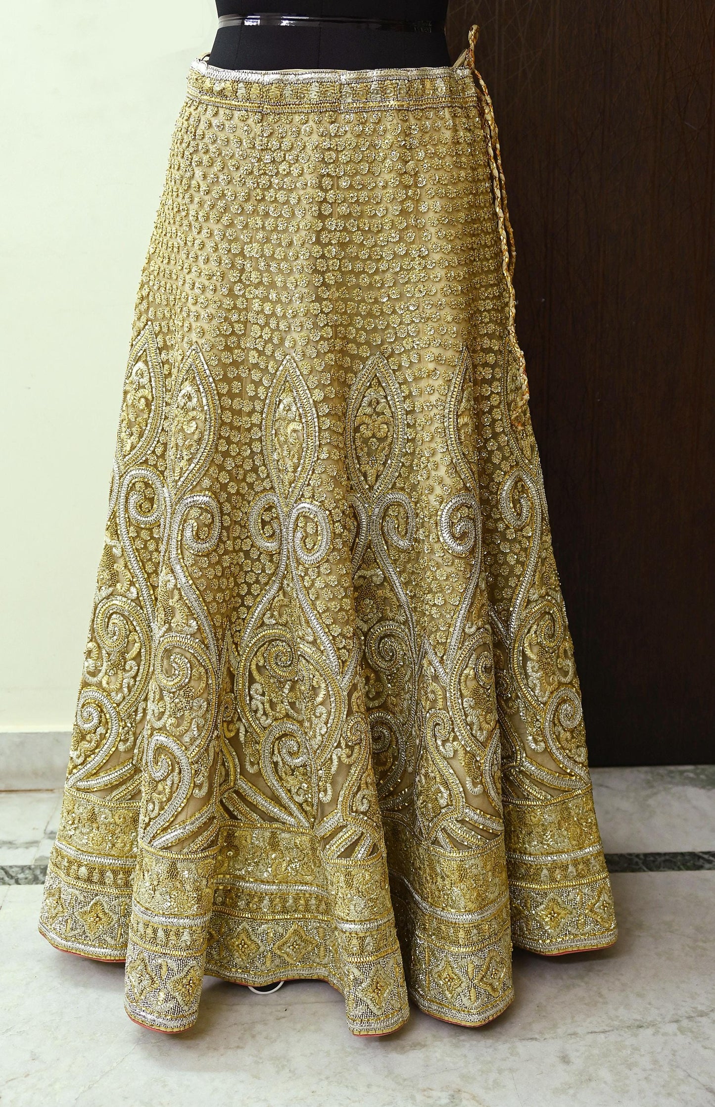 Indian Pre-owned Golden Heavy Wedding Net Hand Embroidered Lehenga/Skirt Designer By Abu Jani Bridal Wear Gota Patti