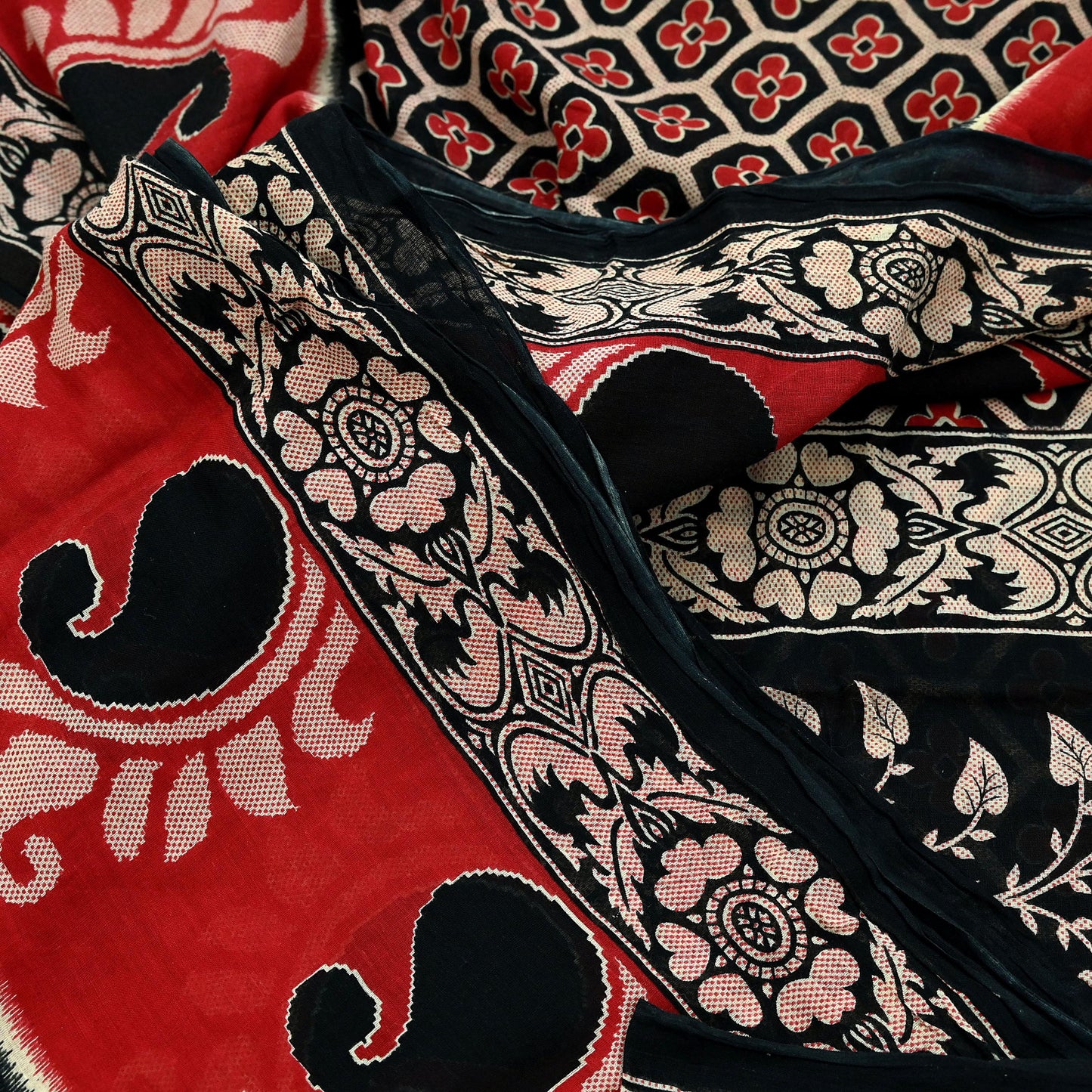 Indian Vintage Sari Red & Black Printed 100% Pure Cotton Sarees Craft Fabric 5Yard Sewing Sarong Wrap Boho Floral Dress making Quilting Soft