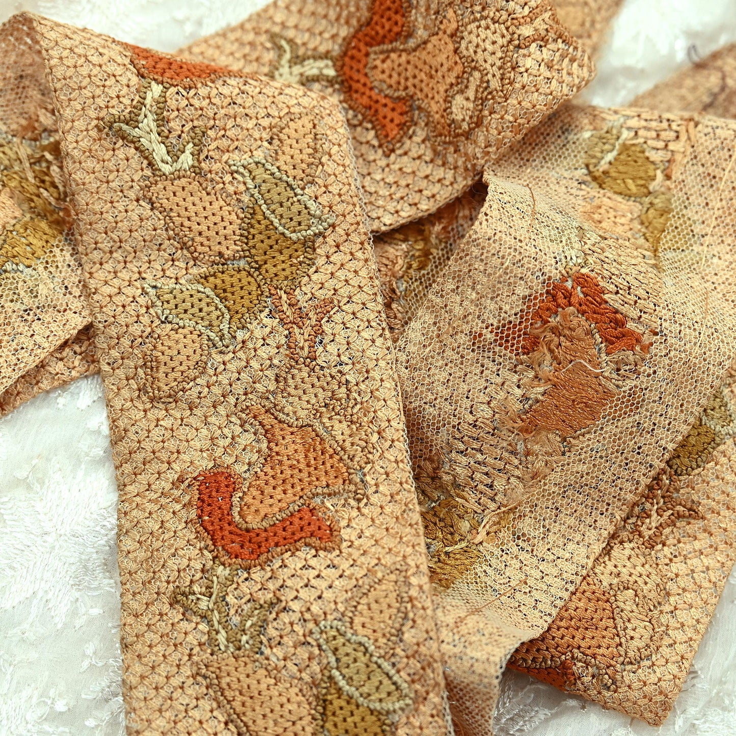 Indian Antique Vintage Real Chain Stitch Border Beige Hand Embroidered Craft Trim Lace Sewing Sarees Ribbon Recycled 1yard Net/Mesh