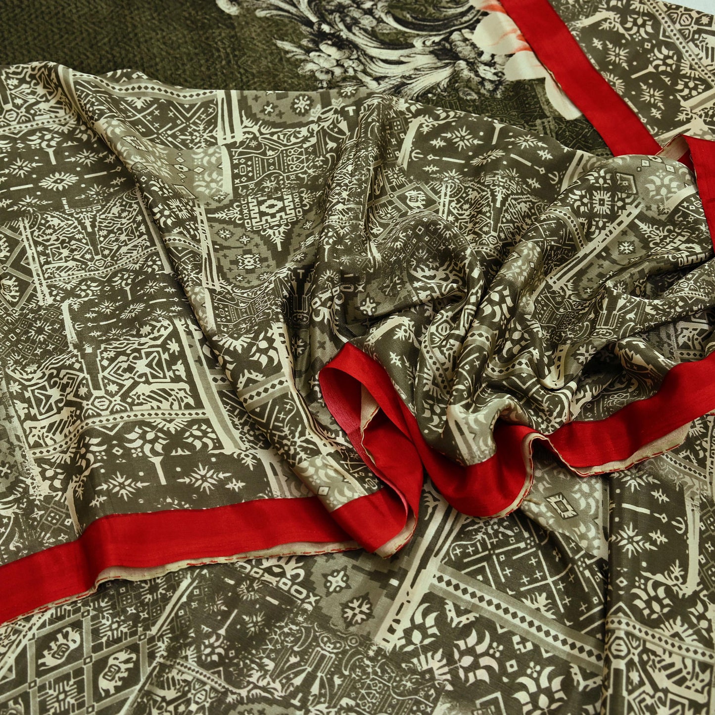 Indian Vintage Saree Ivory & Green Moss Crepe Digital Printed Sari Fabric 6yd Sewing Soft Craft Fabric Dressmaking Dress Designing Quilting