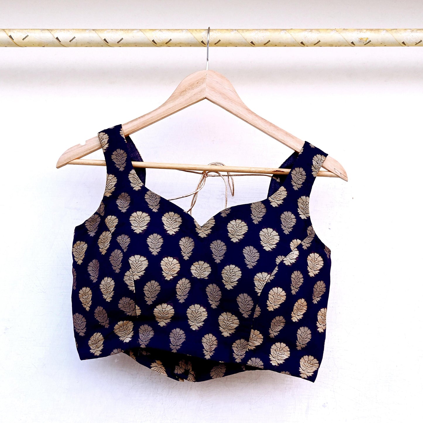 Indian New White Pure Georgette Silk Hand Woven Sleeveless Padded Blouse/Top/Crop Party wear Bollywood One Of a Kind Blouse