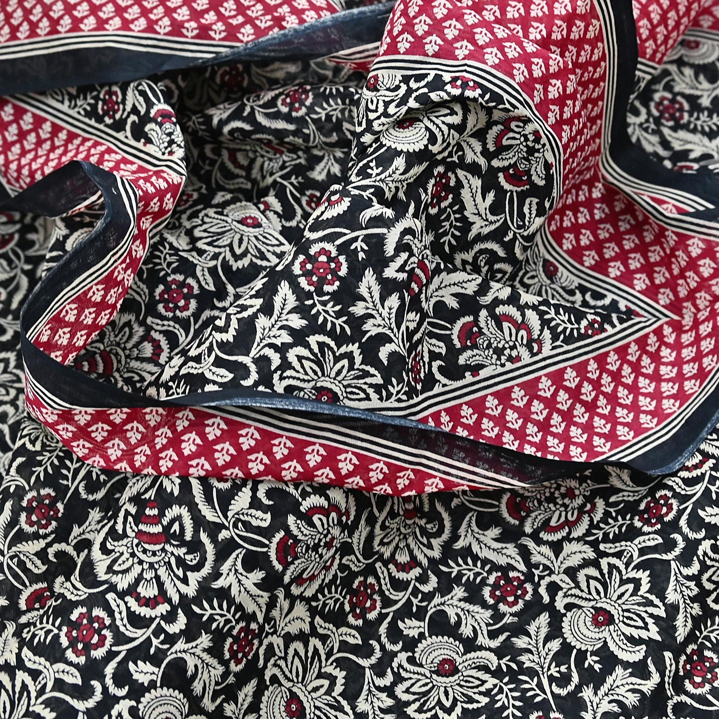 Indian Vintage Sari Red & Black Printed 100% Pure Cotton Sarees Craft Fabric 5Yard Sewing Sarong Wrap Boho Floral Dress making Quilting Soft