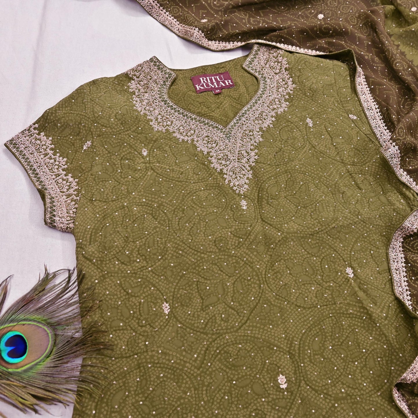 Indian Pre-Owned Green Pure Silk Hand Embroidered Ritu Kumar Designer 2 Piece Suit Set (Kurta + Dupatta)
