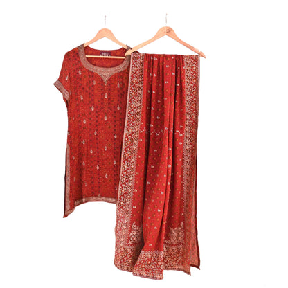 Indian Pre-Owned Rusty Red Pure Silk Hand Embroidered Ritu Kumar Designer 3 Piece Suit Set (Kurta + Dupatta + Salwar)