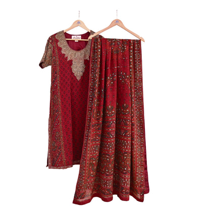 Indian Pre-Owned Red Pure Silk Hand Embroidered Ritu Kumar Designer 2 Piece Suit Set (Kurta + Dupatta)