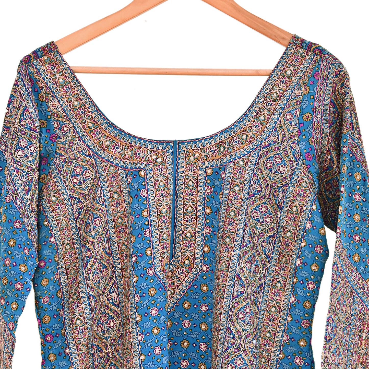 Indian Pre-Owned Blue Pure Silk Hand Embroidered Ritu Kumar Designer 2 Piece Suit Set (Kurta + Dupatta)